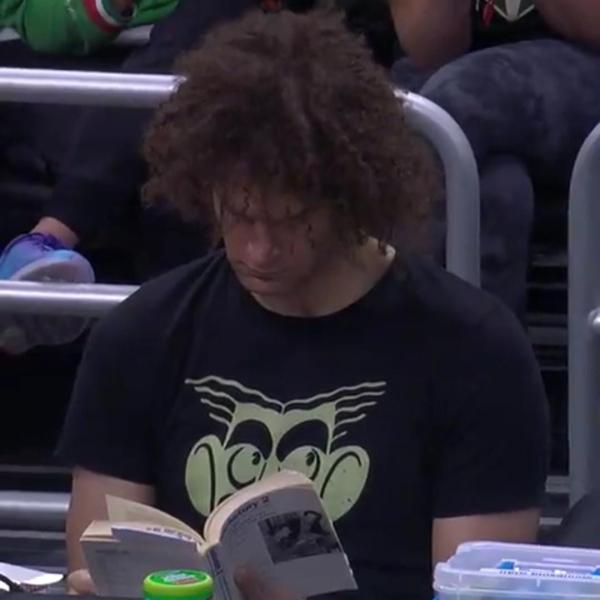 NBA, Robin Lopez viene scambiato dai Bucks e “vede” la partita leggendo un libro a bordo campo | VIDEO