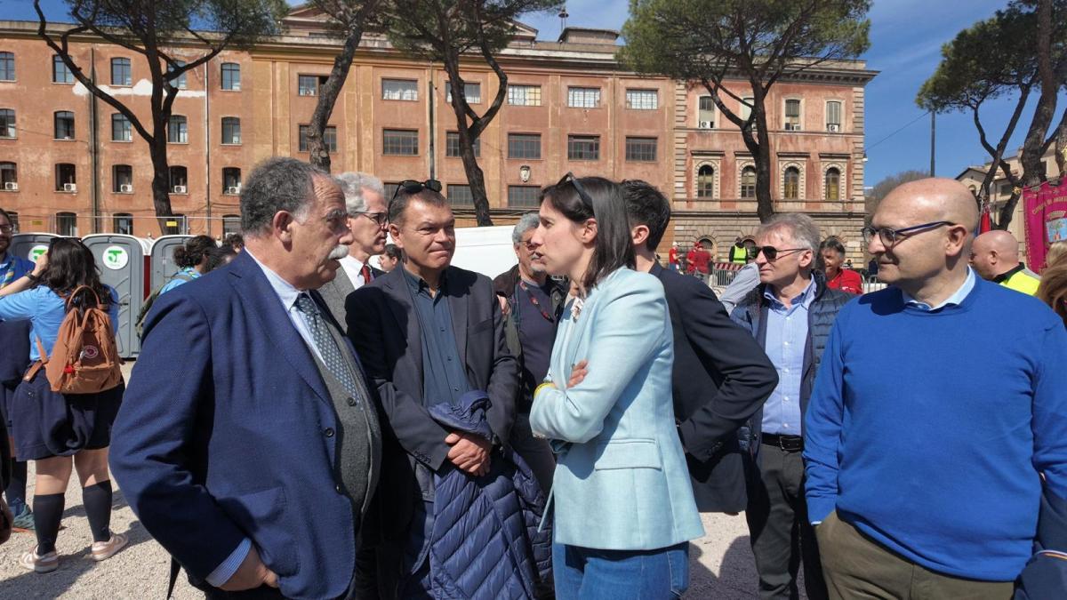 Corteo Libera, il Governo lo snobba. Conte: “Assenza si commenta da sé”. Schlein: “La mafia si combatte anche con salario minimo”| VIDEO