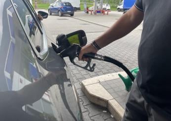 Caro benzina, prezzi alle stelle sulla A8: 2,7 euro al litro