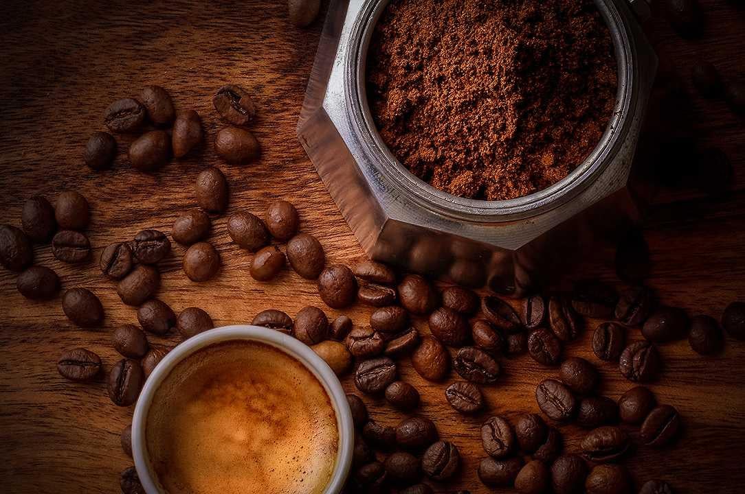 I vantaggi di utilizzare i fondi di caffè come concime: i benefici del riciclo domestico per la sostenibilità ambientale