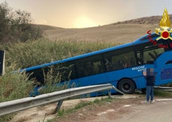 Incidente a Matera, autobus finisce fuori strada sulla provinciale per Montescaglioso: diversi feriti | FOTO