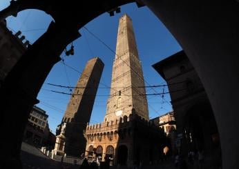 Bologna, Comune vara piano della Protezione Civile per la Torre della Garisenda: tre livelli di allerta. Il sindaco Lepore: “Misura precauzionale”