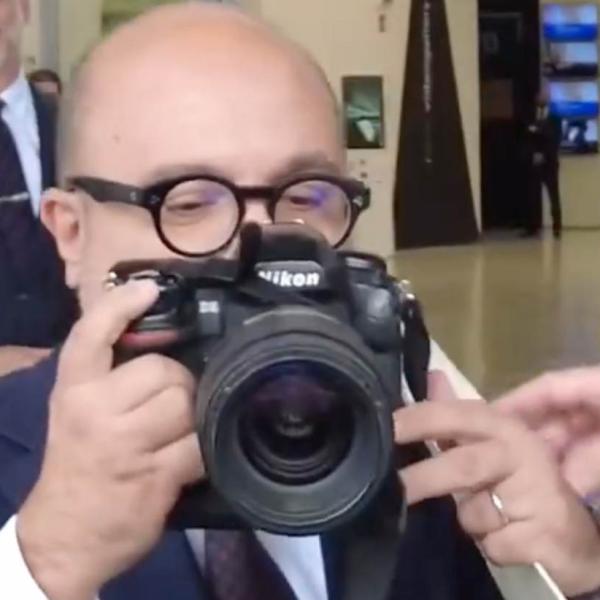 Il ministro Sangiuliano “imita” Totti prende una macchina fotografica e fa le foto ai giornalisti: furbata per evitare domande su Sgarbi e sui tagli ai cinema [VIDEO]