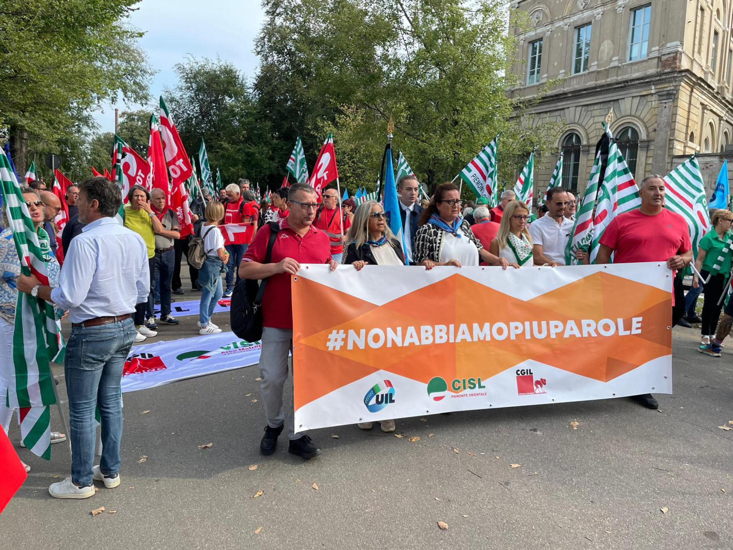 Strage di Brandizzo, la manifestazione a Vercelli in memoria dei 5 operai morti. Landini: “Basta pacche sulle spalle ipocrite”