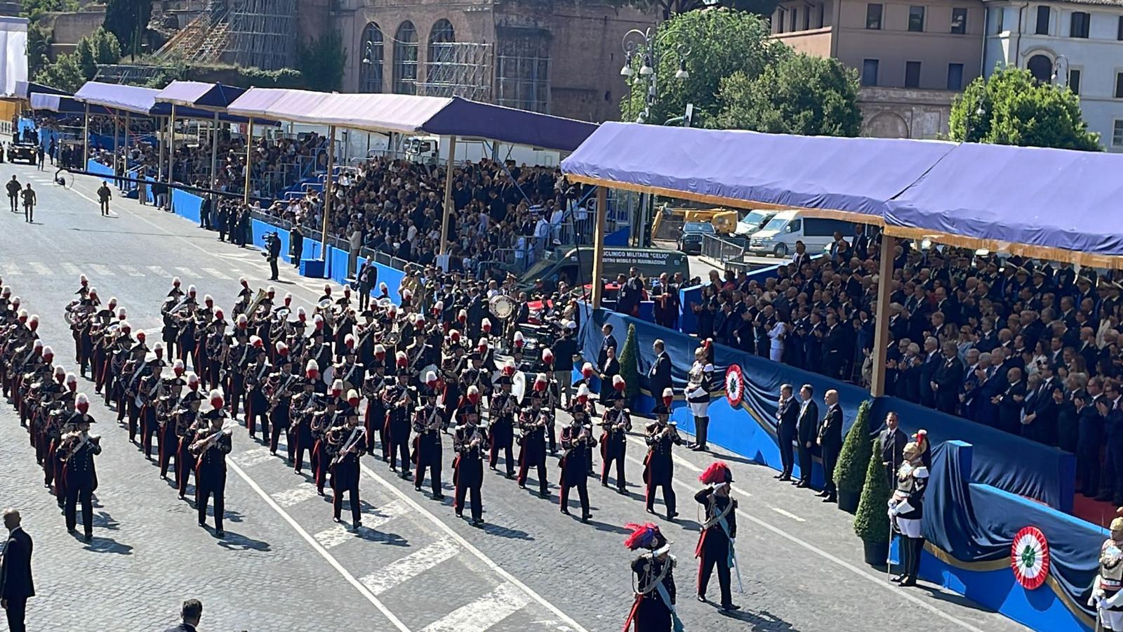 Parata 2 giugno 2023, il presidente della Repubblica Mattarella e il governo Meloni all’Altare della Patria per le celebrazioni della Festa della Repubblica | DIRETTA