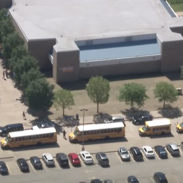 Usa, sparatoria in una scuola superiore a Dallas: ferito uno studente, arrestato il responsabile | VIDEO