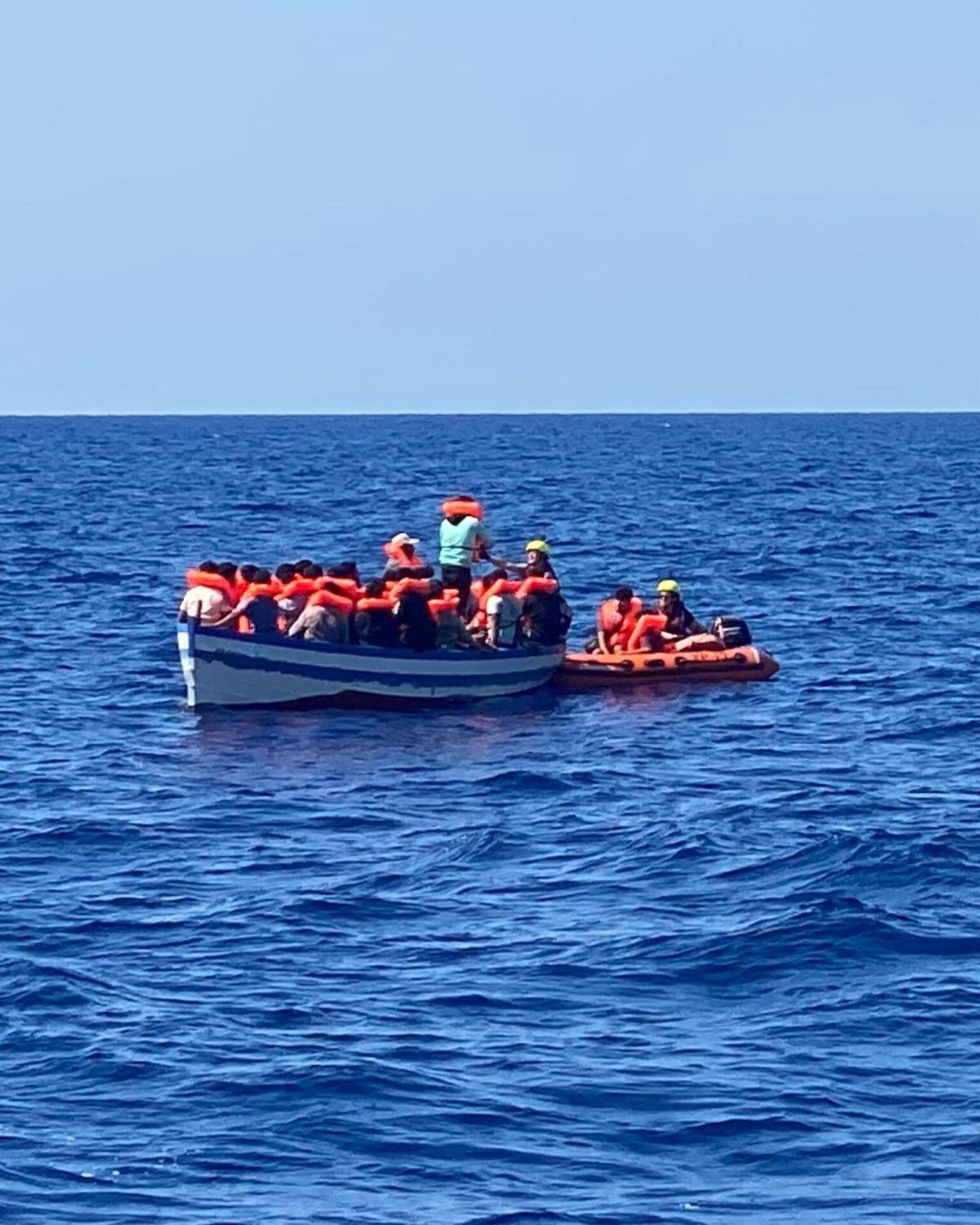 Migranti, la nave Aurora di Sea-Watch salva 40 persone in mare, la …