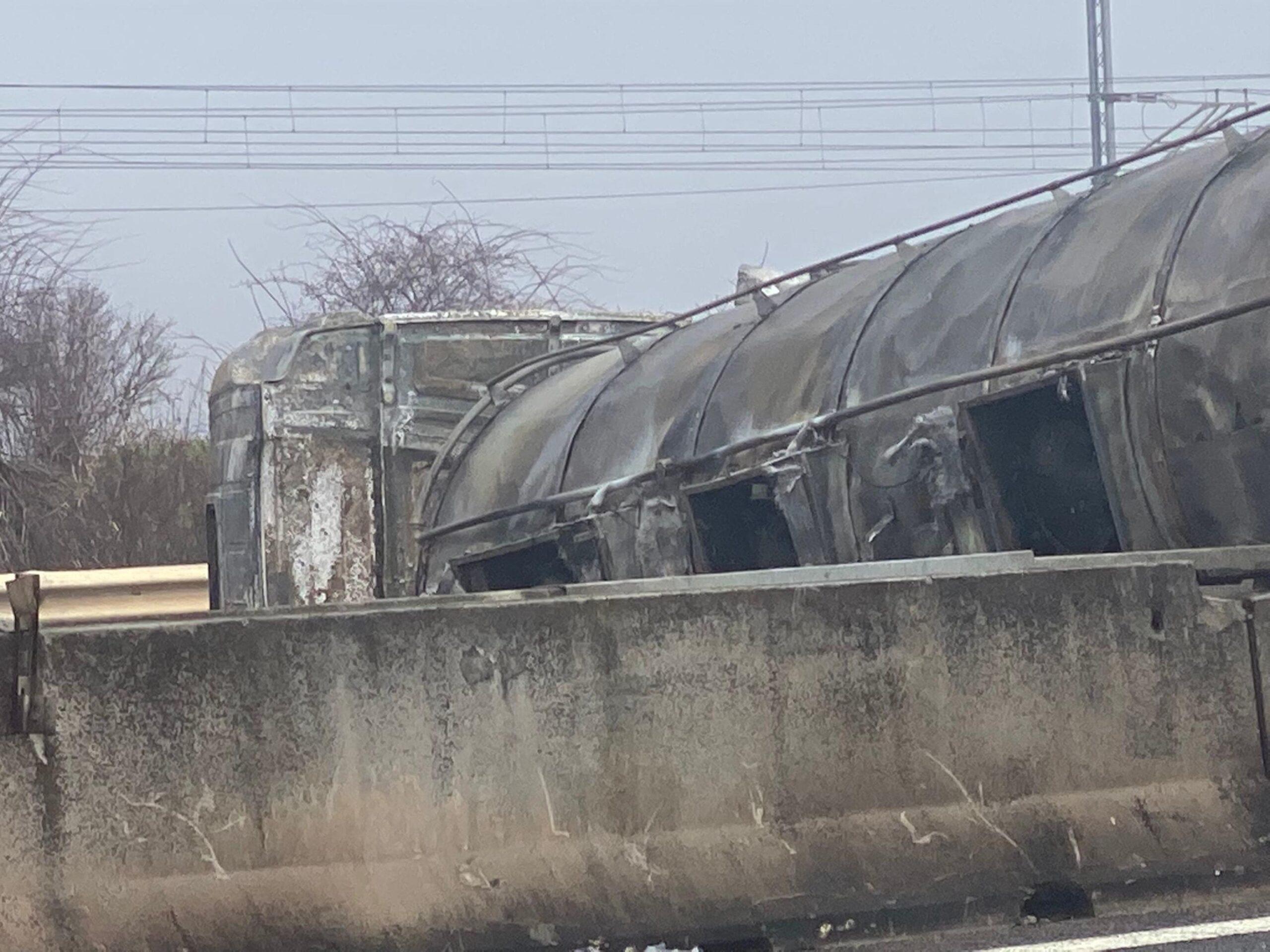 Piacenza, incendio sull’autostrada A1 ai Dossarelli oggi: camion in fiamme