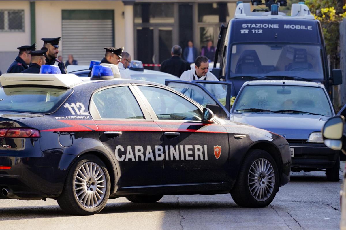 Napoli, rissa a Mugnano con mazze da baseball per un’auto parcheggi…