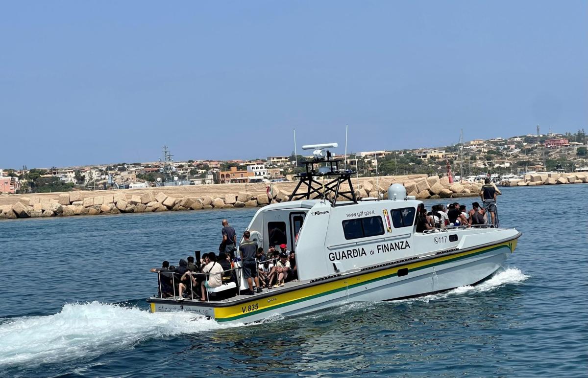 Sbarchi a Lampedusa no stop: 1.330 migranti arrivati in 36 ore