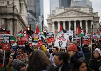 Regno Unito, manifestazione pro Palestina a Londra: migliaia di manifestanti in piazza, tre fermati | VIDEO