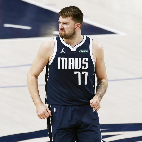 NBA, Dallas vince contro Minnesota e accede alla finale. Trash talking di Doncic con un tifoso | VIDEO