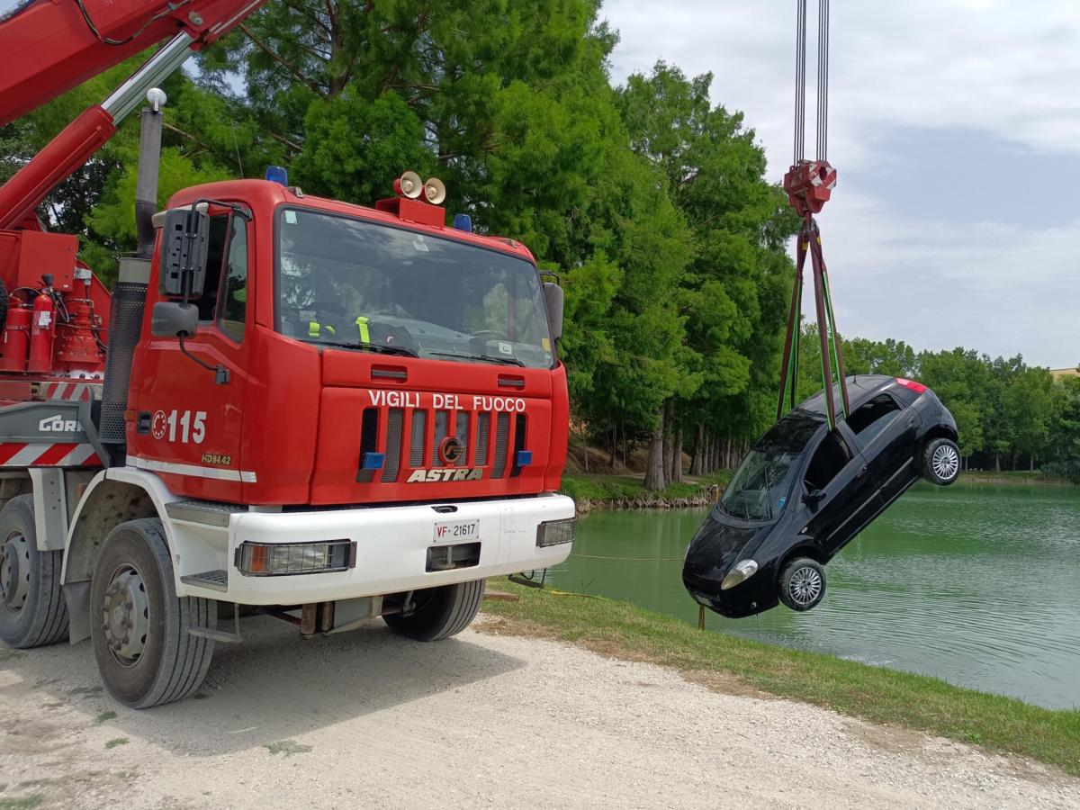 Macerata, tragedia a Montefano: auto finisce dentro un lago, morti due anziani