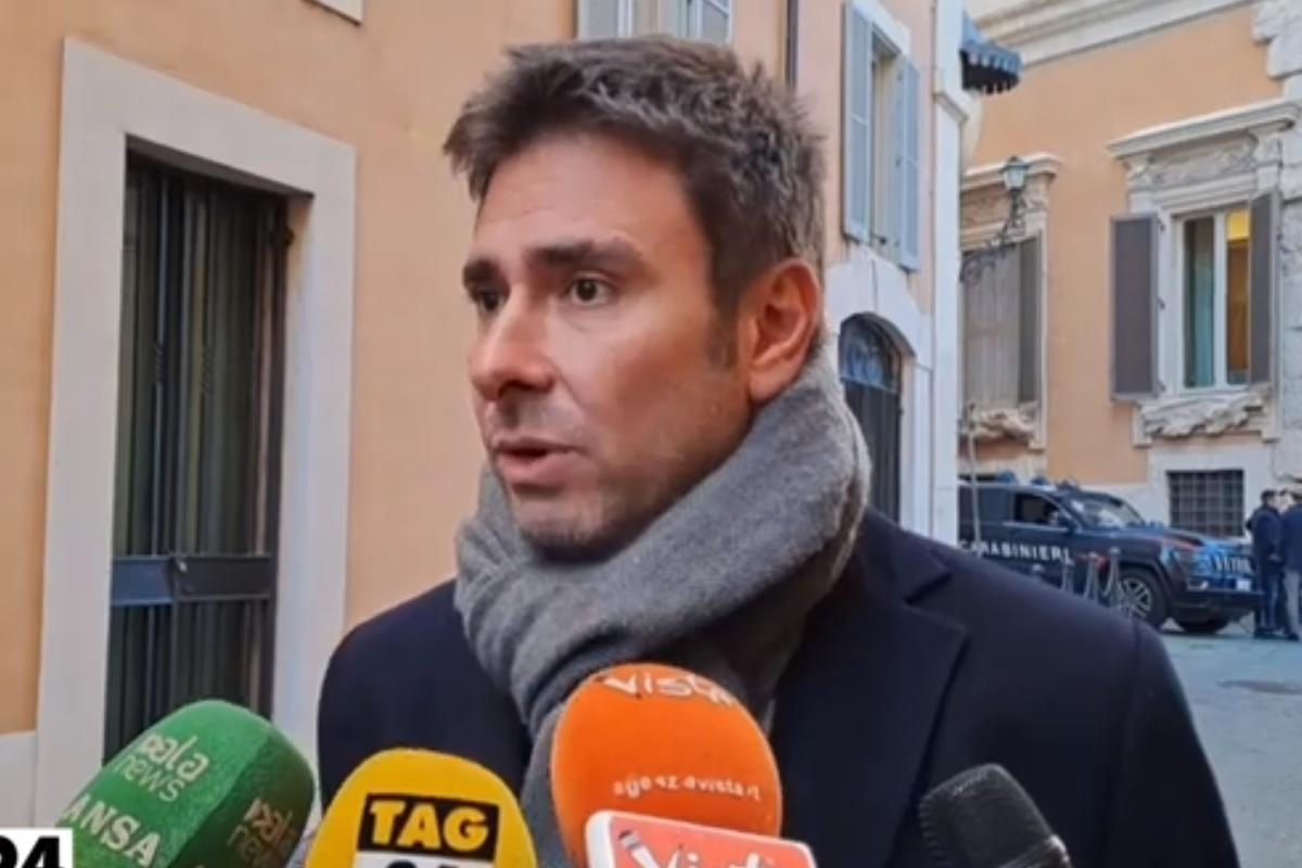 Gaza, Di Battista contro la comunità ebraica: “Basta strumentalizzare l’antisemitismo, nella Striscia si muore anche il 27 gennaio” | VIDEO