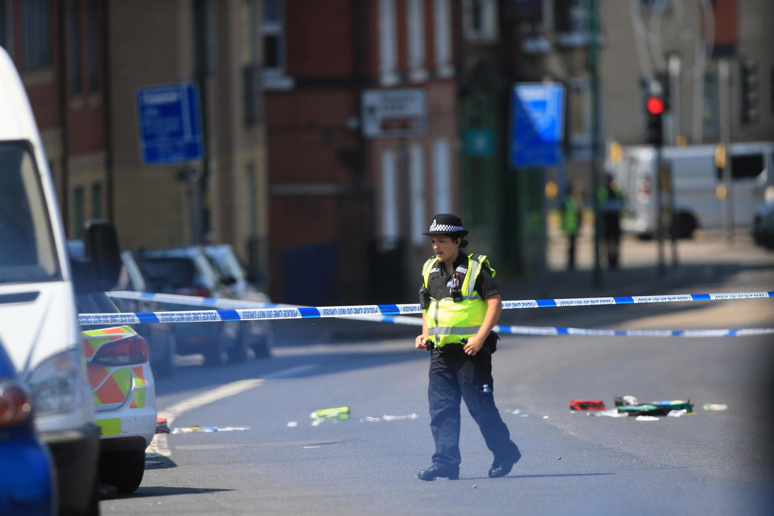 Attentato a Nottingham, città blindata: la polizia setaccia le strade per altri complici