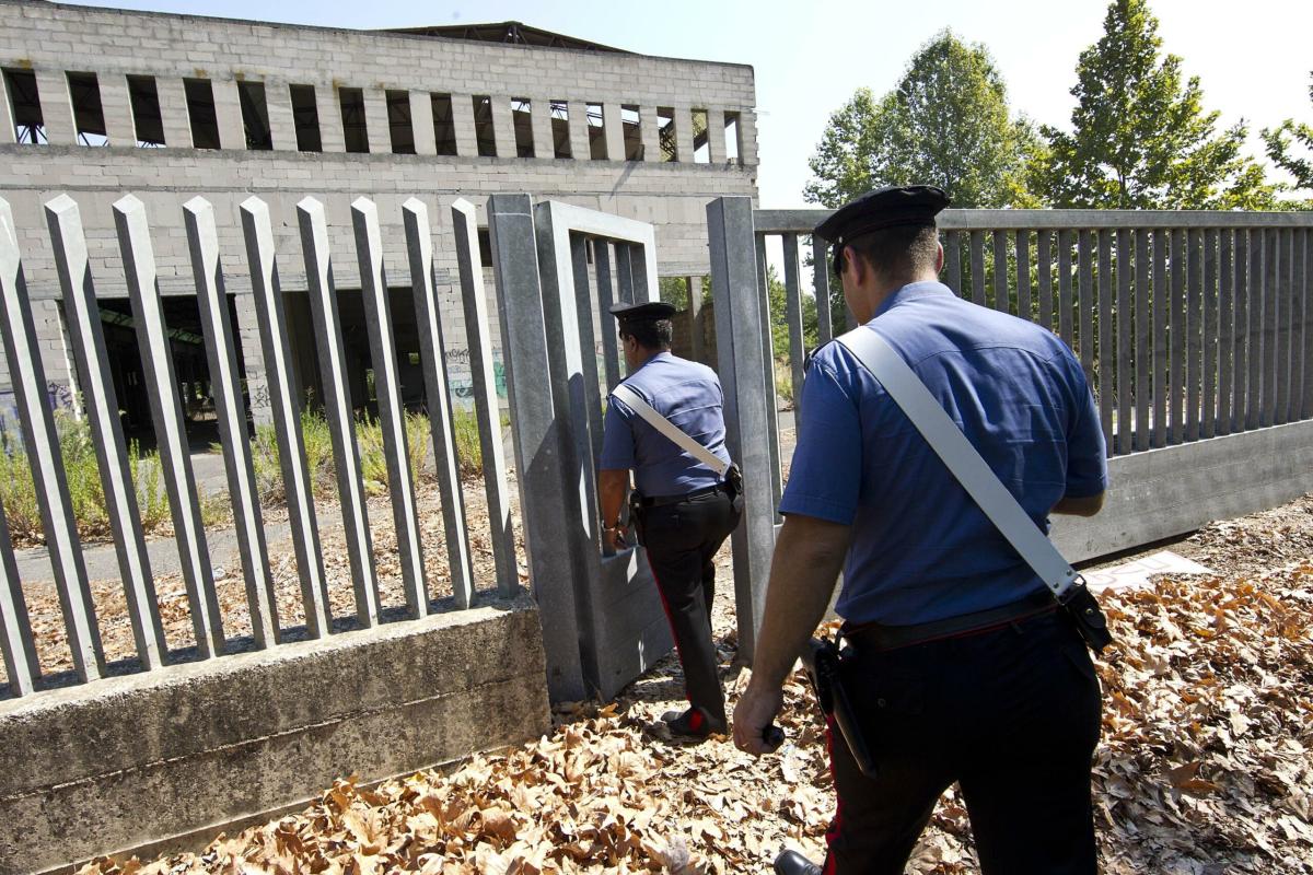 Salerno, trovato un cadavere in un edificio abbandonato: indagini in corso