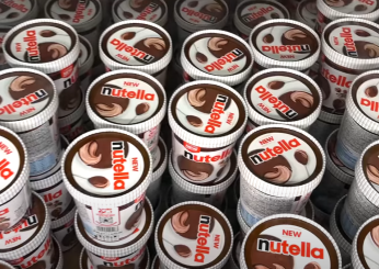 Il gelato alla nutella della Ferrero arriva nei supermercati: prezzo e dove trovarlo. Sui social spopola l’assaggio | FOTO e VIDEO