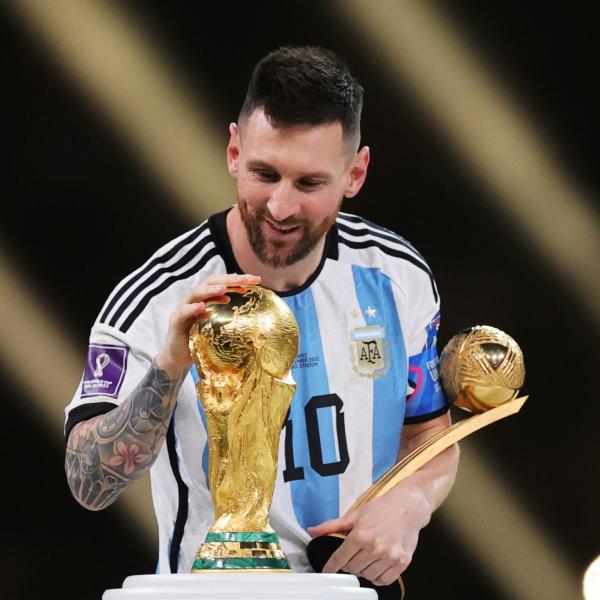 Messi, maglie dei mondiali in Qatar all’asta: potrebbero diventare l’oggetto sportivo più pagato di sempre. Ecco le cifre