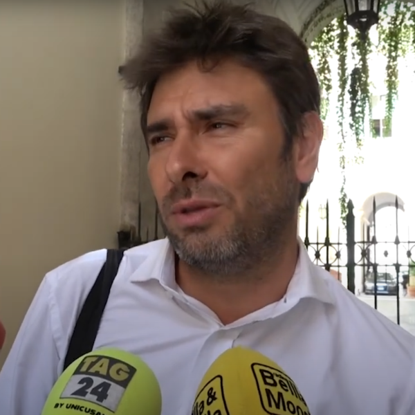 Alessandro Di Battista a tutto campo, da Assange al ritorno nel M5S: “Le fake news dei giornali allontanano la gente dai partiti”| VIDEO