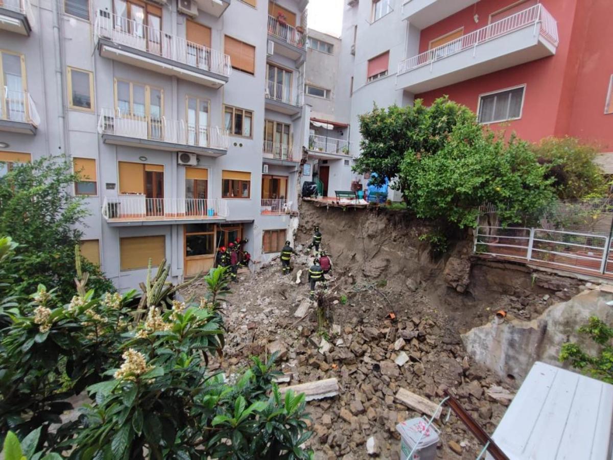 Maltempo, crolla muro a Napoli