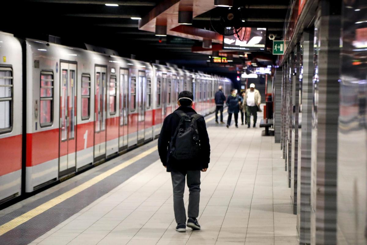 Milano, metro M1 ferma: morta una persona, ipotesi suicidio