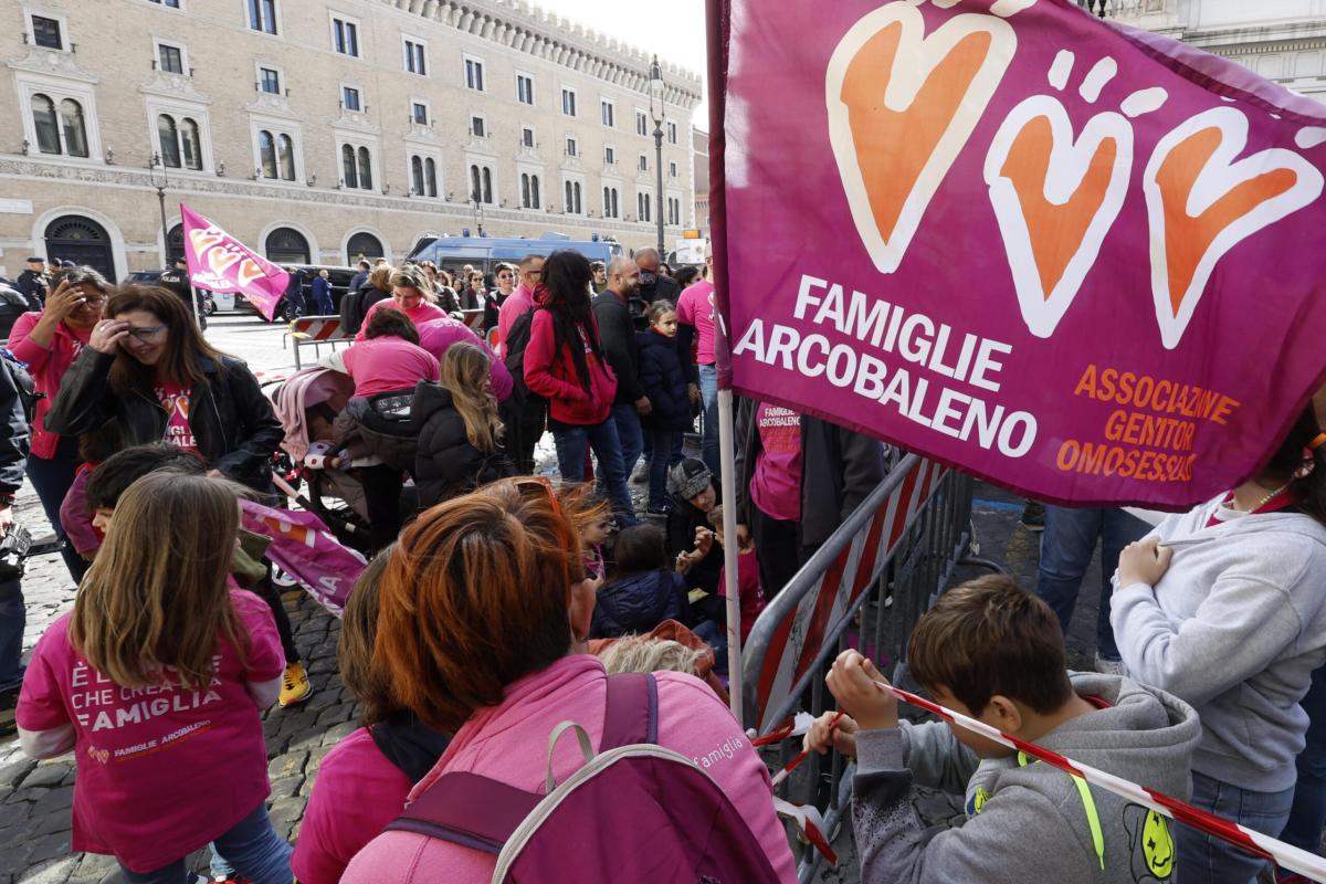 Padova, manifestazione delle mamme arcobaleno davanti al Tribunale:…