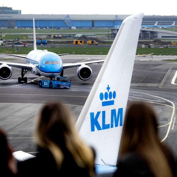 Paesi Bassi, la compagnia aerea olandese KLM perde il caso greenwashing: la corte dichiara fuorvianti le pubblicità