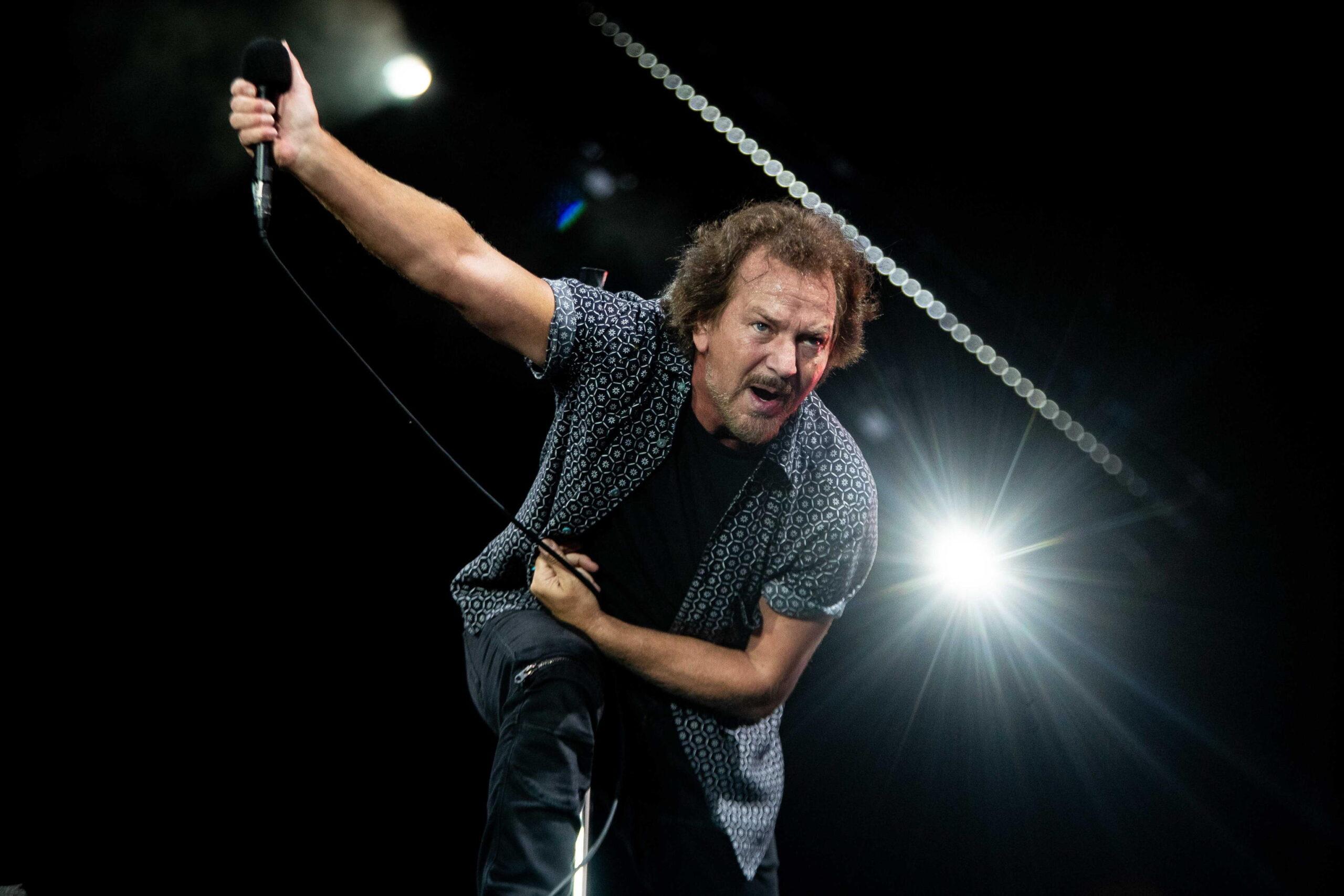 Eddie Vedder e i Pearl Jam annullano diverse date del tour europeo 2024