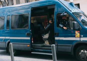 Francia, aggressione in un liceo al grido di “Allah Akbar”: ucciso un insegnante | VIDEO