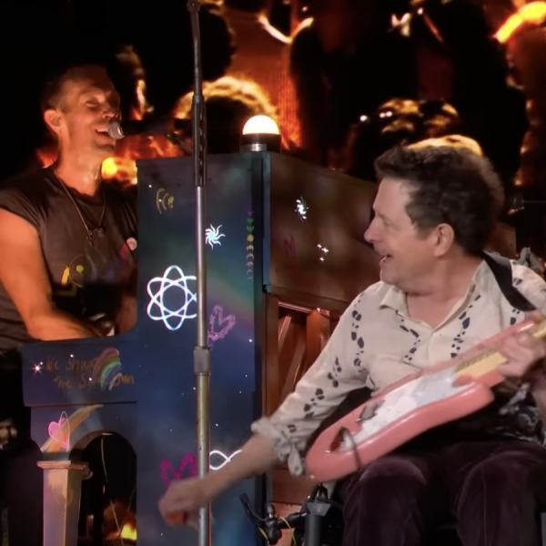 Concerto Coldplay Glastonbury 2024: sul palco a sorpresa Michael J. Fox suona la chitarra. Social impazziti | VIDEO