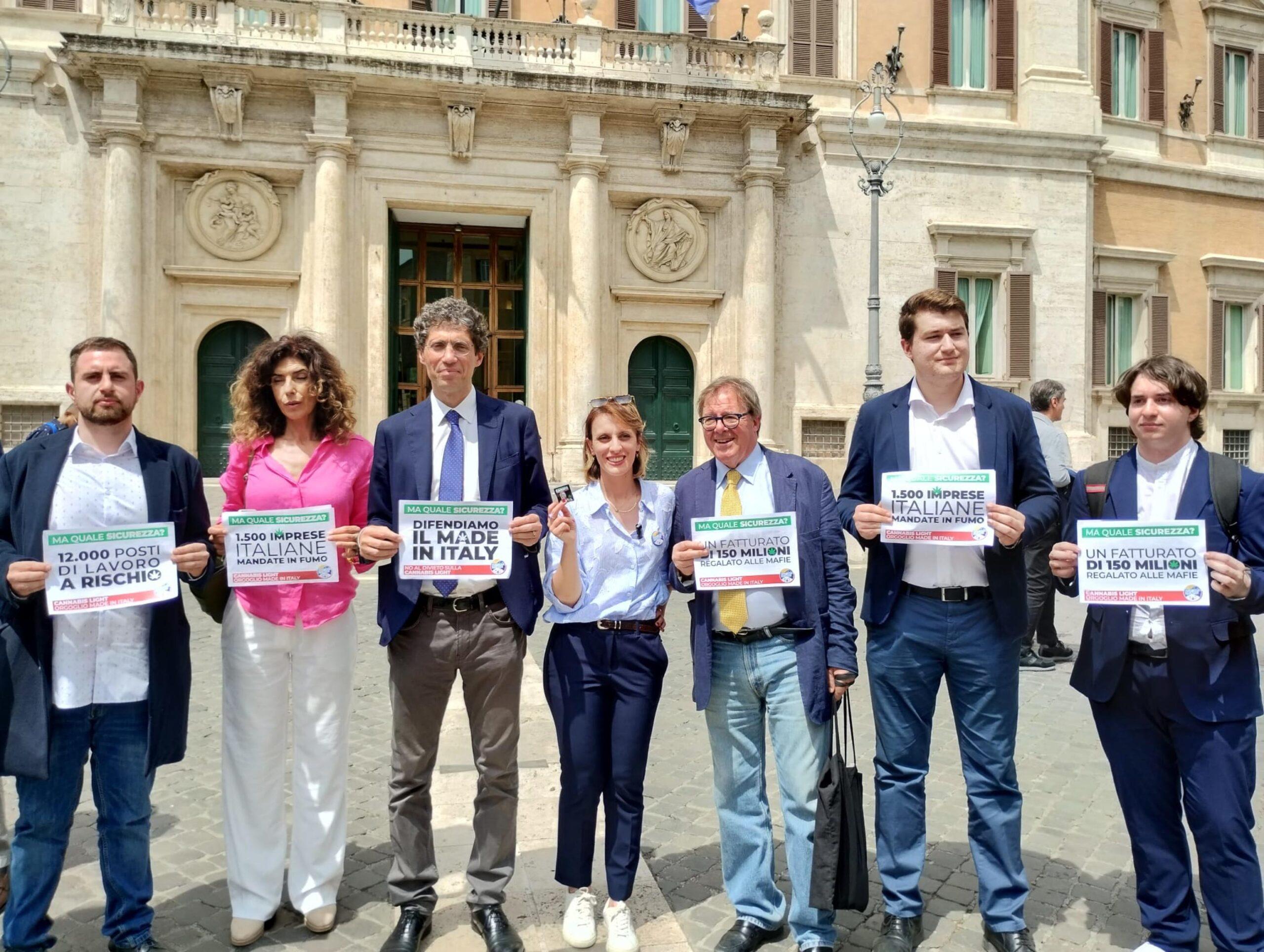 Flash mob di Più Europa che distribuisce cannabis. Magi: “Il Governo mette a rischio dodicimila posti di lavoro” Il ministro Urso: “Bisogna fare attenzione: negli Usa ci sono già più consumatori di canna che di alcol…” | VIDEO