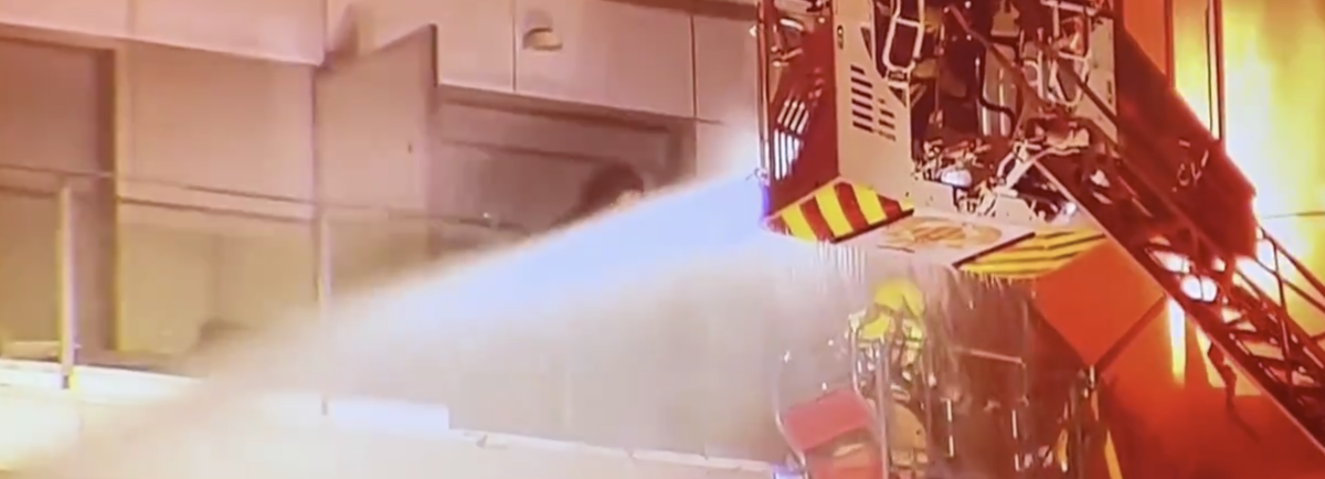 Spagna, in fiamme edificio di quattordici piani a Valencia | VIDEO