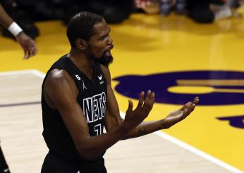 Kevin Durant, l’incredibile infortunio durante il riscaldamento alla prima in casa con i Phoenix Suns | VIDEO