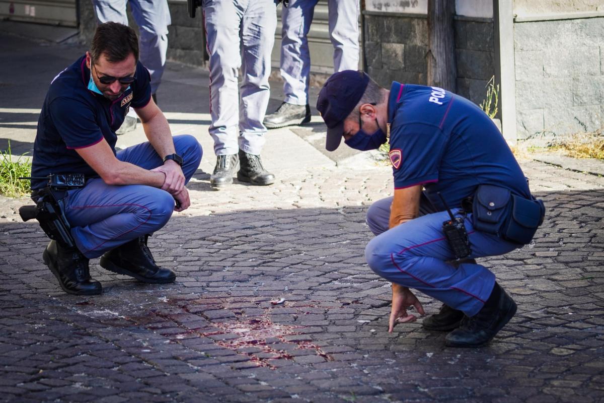 Napoli, 21enne ferito da un colpo d’arma da fuoco dopo una rapina