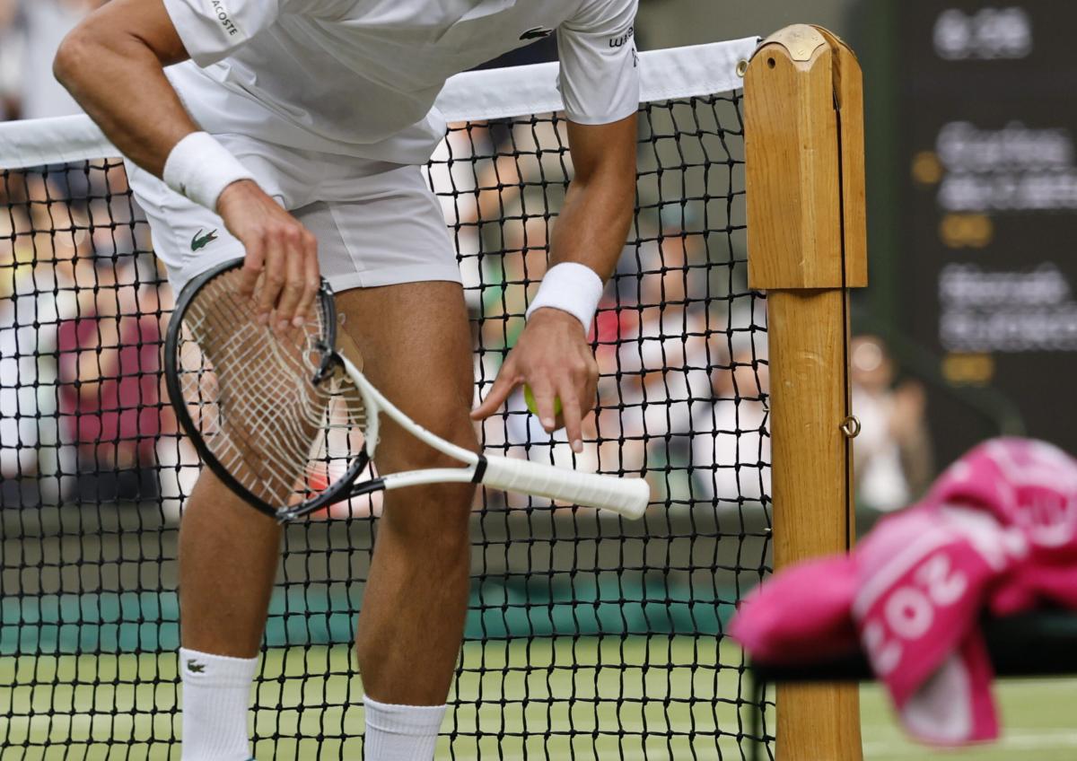 Non c’è pace per Djokovic, dopo la racchetta distrutta a Wimbledon …