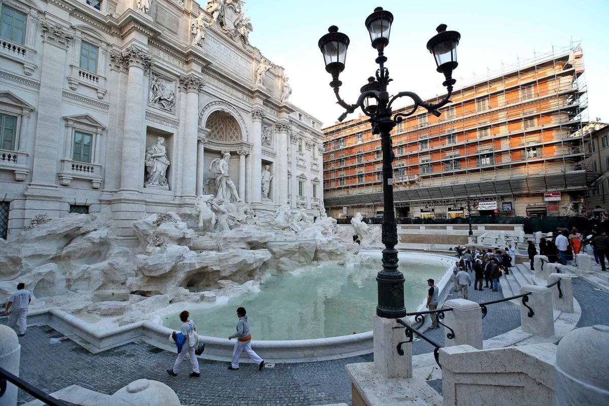 Roma, turisti fanno il bagno nella Fontana di Trevi