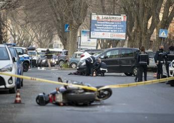 Roma, incidente in via Ardeatina: motociclista investe un pedone dopo un malore e muore