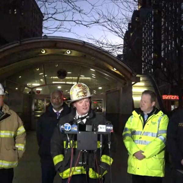 New York, incidente nella metro: scontro tra due treni, 24 feriti lievi | FOTO E VIDEO