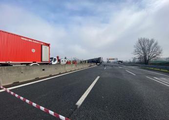 Piacenza, incidente sull’A21 all’altezza di Caorso: perde il controllo dell’auto e va fuori strada, gravi tre persone