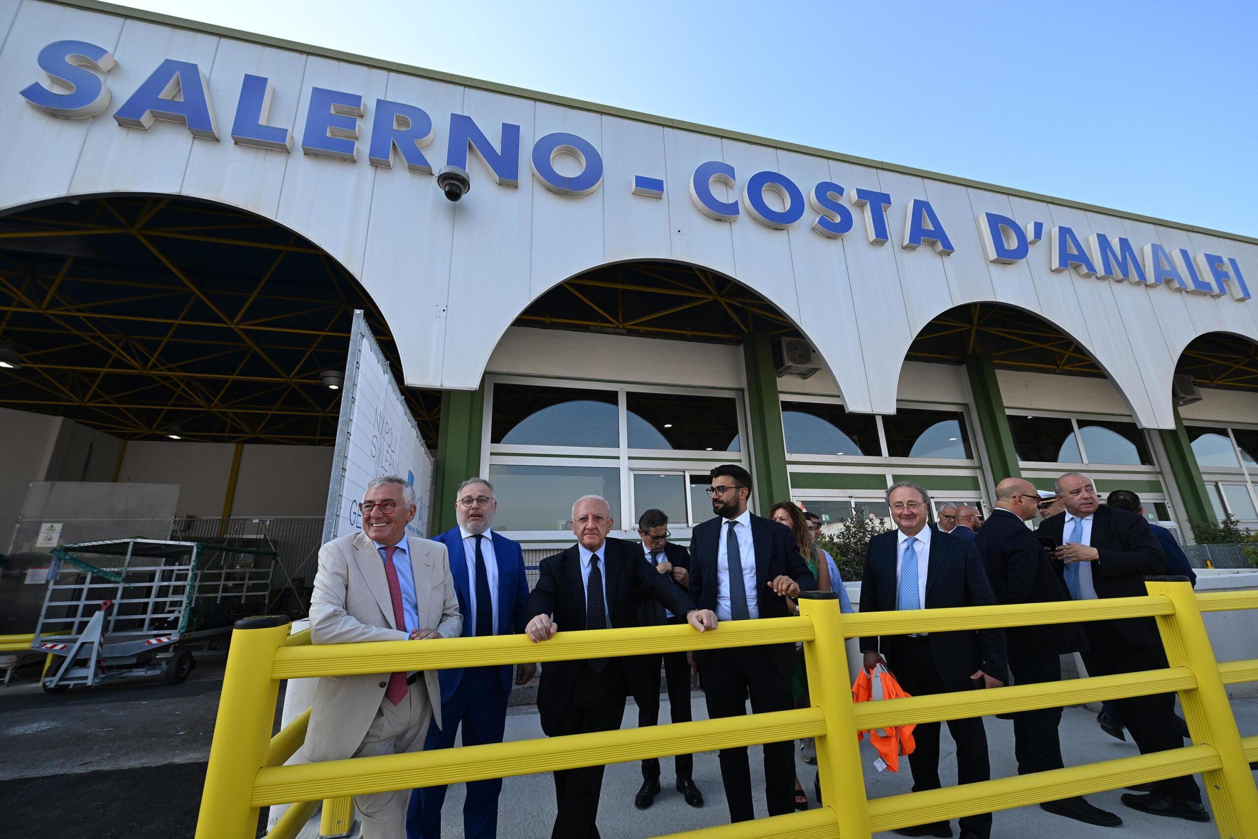 L’aeroporto Salerno-Costa d’Amalfi è realtà: atterrato il primo aereo. Quali sono i voli e le tratte