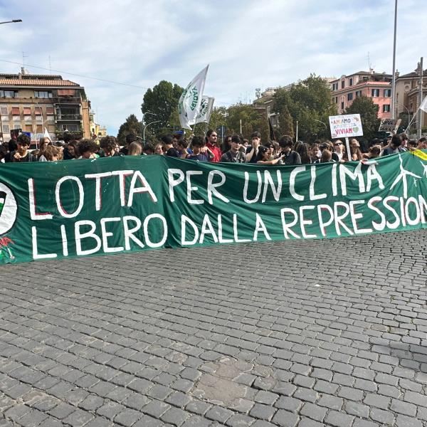 Friday for Future, clima, bandiere palestinesi e striscione contro Meloni a Roma: la manifestazione degli studenti oggi 11 ottobre 2024 | VIDEO e FOTO