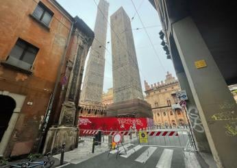 Bologna, una campagna per il restauro delle Torri Garisenda e degli Asinelli. Cremonini e Morandi testimonial d’eccezione: “Donate” | FOTO