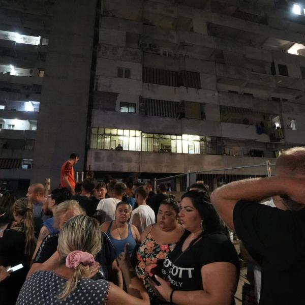 Napoli, crollo del ballatoio alla Vela Celeste di Scampia: 2 morti e 13 feriti, 7 sono bambini. La Procura indaga per disastro e omicidio colposo