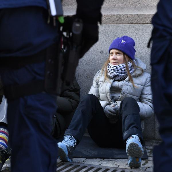 Stoccolma, Greta Thunberg protesta per il clima e blocca il Parlamento: portata via dalla polizia | FOTO