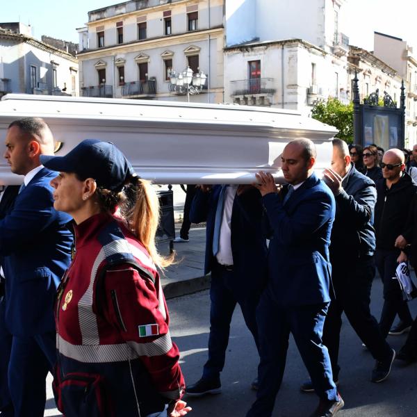 Margaret Spada, funerali e lutto cittadino a Lentini: i dubbi sui soccorsi, le novità sulle indagini