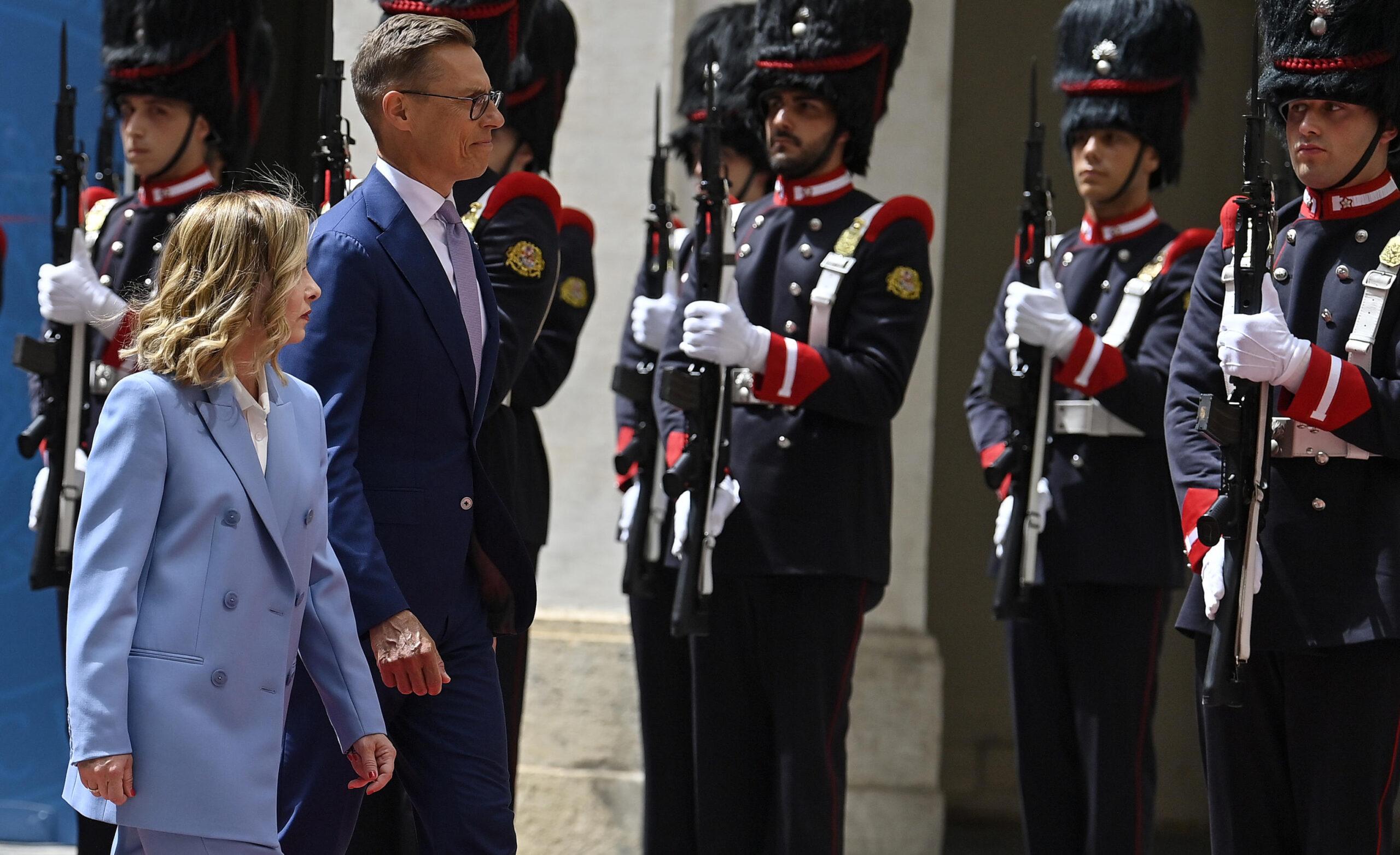 Meloni lancia missili alla sinistra. Il primo a Ilaria Salis: “Vergognati, fai apologia dell’esproprio proletario”. E su Mattarella: “Il Capo dello Stato non ha attaccato il Premierato…”