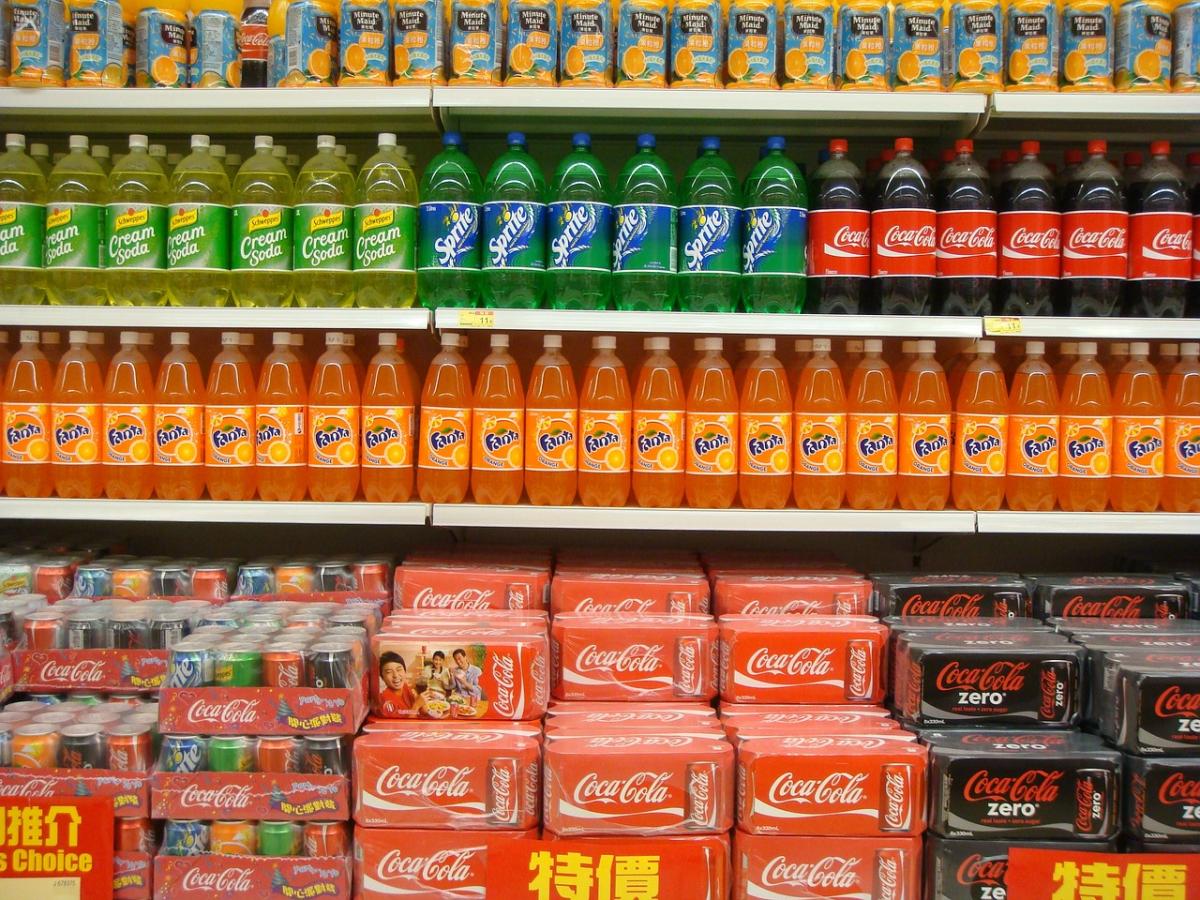 Sugar tax: cos’è, come funziona e quando entra in vigore in Italia nel 2024. Coca Cola, succhi di frutta: ecco le bevande colpite dall’imposta