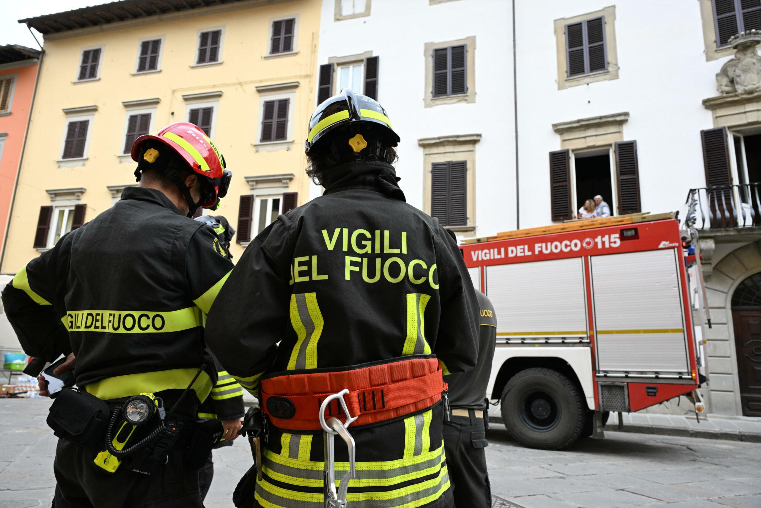 Monza, vigile del fuoco arrestato per corruzione: ai domiciliari la moglie, accusata di riciclaggio