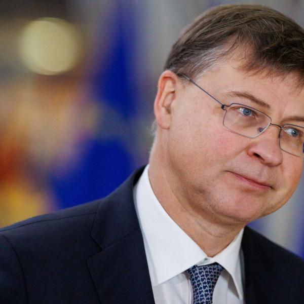 Dombrovskis ‘bacchetta’ l’Italia sul bilancio: “Non in linea con raccomandazioni Ue”