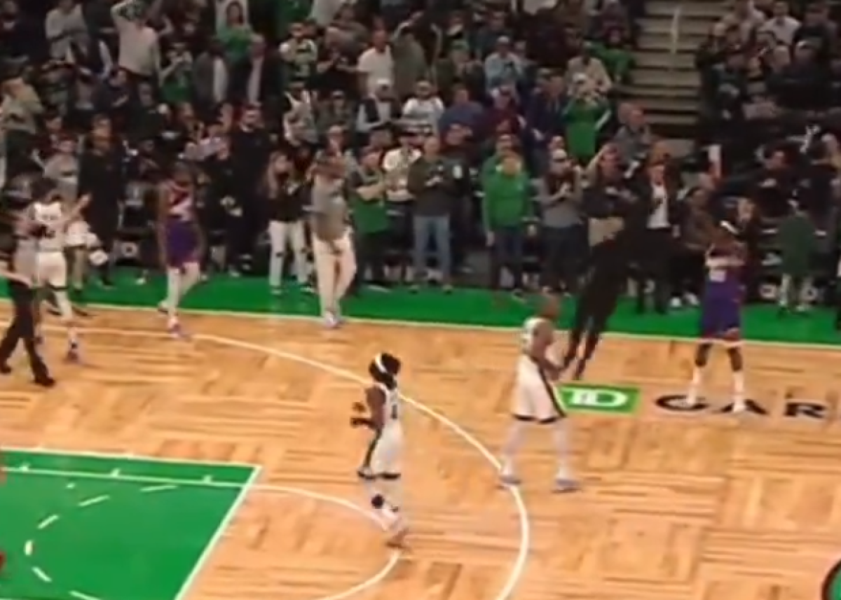 NBA, l’allenatore dei Celtics Joe Mazzulla ha provato a stoppare un tiro di O’Neale dei Suns | VIDEO